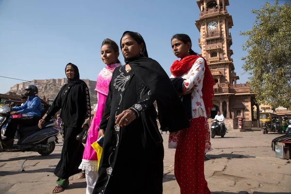 Группа Женщин Одетых Платье Полным Покрытием Пересекает Площадь Часовой Башни — стоковое фото