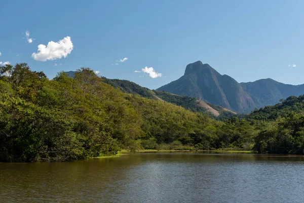 巴西里约热内卢州内美丽的大西洋热带雨林山脉和野生湖泊景观 — 图库照片