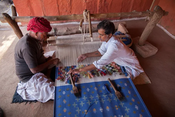 Uma Aldeia Tribal Ética Fora Jodhpur Tecelão Trabalha Criação Tapete — Fotografia de Stock