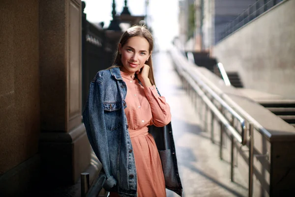 Vacker Ung Kvinna Bär Klänning Och Poserar Stadens Gata — Stockfoto