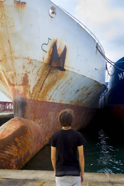 Junger Mann Blickt Auf Ein Großes Boot Hafen — Stockfoto