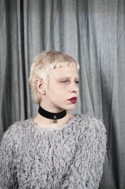 Küstah bir kız yeni tarzını keşfeder.