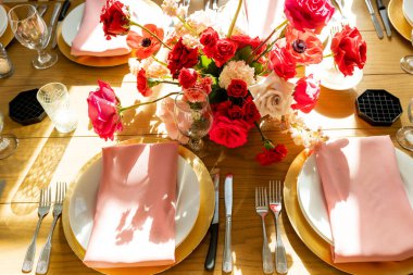 Wedding florals and dinner table
