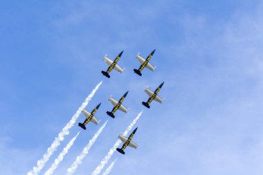 Breitling jet team formation at Aerolac with smoke trail