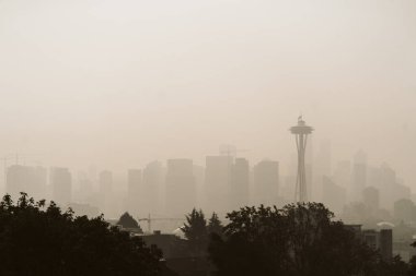 Uzay iğnesini ve Seattle siluetini kaplayan orman yangını sisi