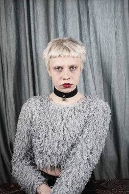 Küstah bir kız yeni tarzını keşfeder.