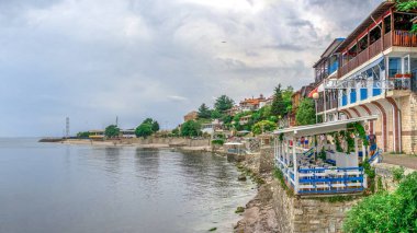 Nessebar, Bulgaristan 07.10.2019. Bulgaristan 'ın eski Nessebar kentinin gezinti alanındaki restoranlar ve barlar 