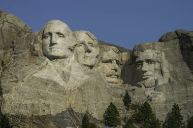 Mt. Rushmore Memorial Hastanesi. George Washington, Thomas Jefferson, Theodore Roosevelt ve Abraham Lincoln 'ün görkemli figürleri Güney Dakota' nın Kara Tepeleri 'nin güzellikleriyle çevrili.