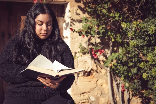 Junge Lateinische Frau Sitzt Und Liest Ein Buch — Stockfoto
