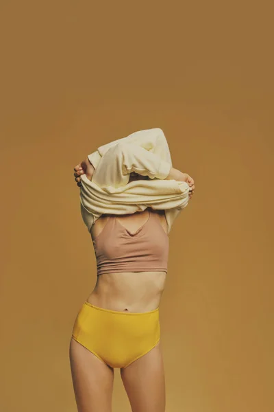 Jonge Sproeten Vrouw Uit Trekken Een Gele Sweater Geel — Stockfoto