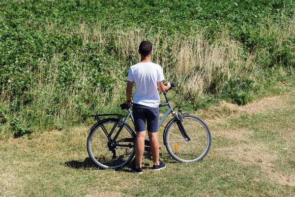 Atraente Jovem Masculino Andar Bicicleta Ilha Batz — Fotografia de Stock