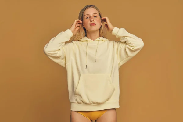 Jonge Sproeten Vrouw Draagt Een Gele Sweater Geel — Stockfoto