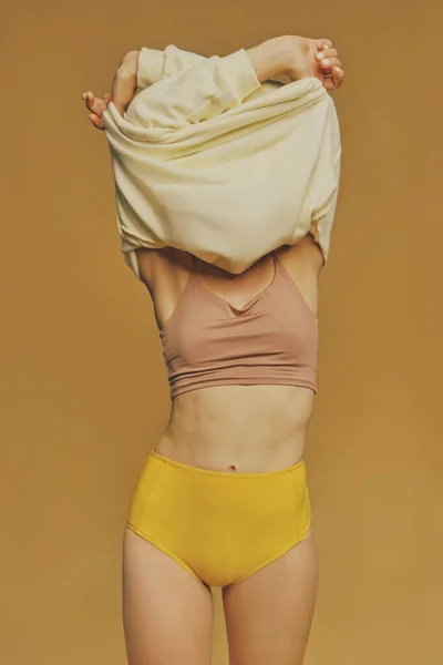 Jonge Sproeten Vrouw Trek Een Gele Sweater Uit — Stockfoto