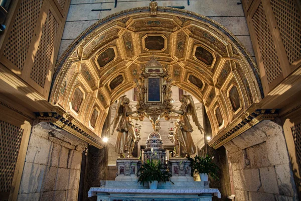 Arco Con Adornos Marcos Oro Sobre Imagen Religiosa —  Fotos de Stock