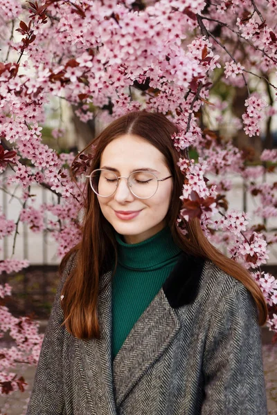 Woman Glasses Woolen Coat Stands Middle Cherry Blossoms — Stock Photo, Image