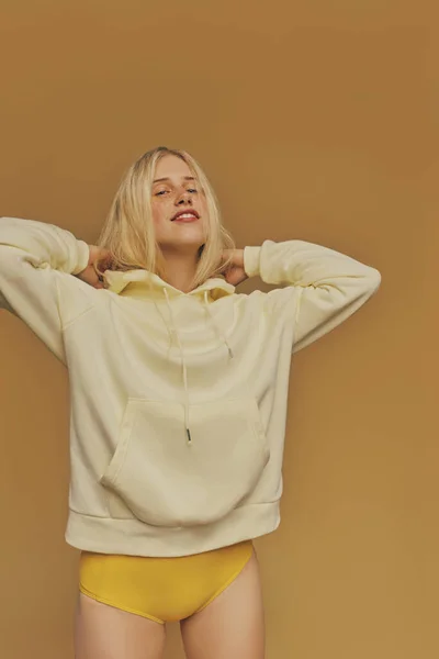 Jonge Sproeten Vrouw Draagt Een Gele Sweater — Stockfoto