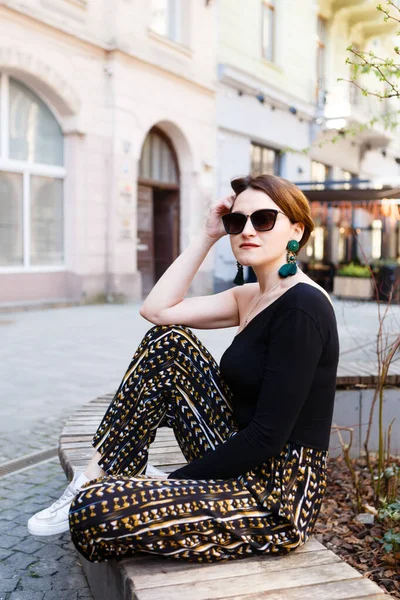 Young Stylish Woman Glasses Sitting City Alley Summer — Stock Photo, Image