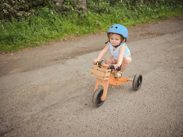 Kleinkind Blauen Tanktop Fährt Auf Einem Hölzernen Dreirad — Stockfoto