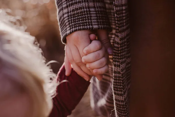 Mutter Und Sohn Halten Hand Hand Karierten Blazer — Stockfoto