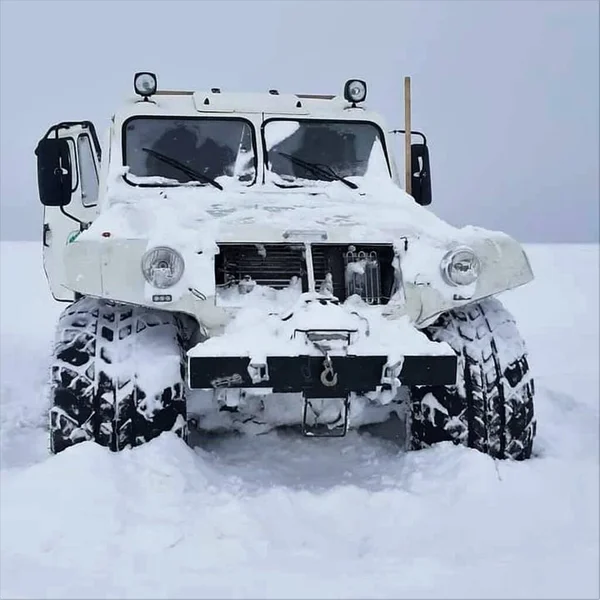 雪のツアーでロシアのトレッコール車 — ストック写真