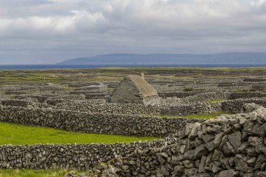 Thatch, Arens Adaları 'ndaki tuğla duvarların arasında..
