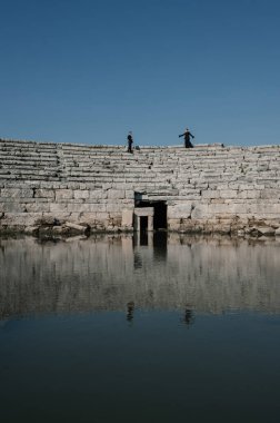 Türkiye 'nin antik Perge kentinde şık siyah elbiseli bir çift