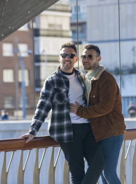 Dışarıdaki mutlu eşcinsel çiftin portresi.