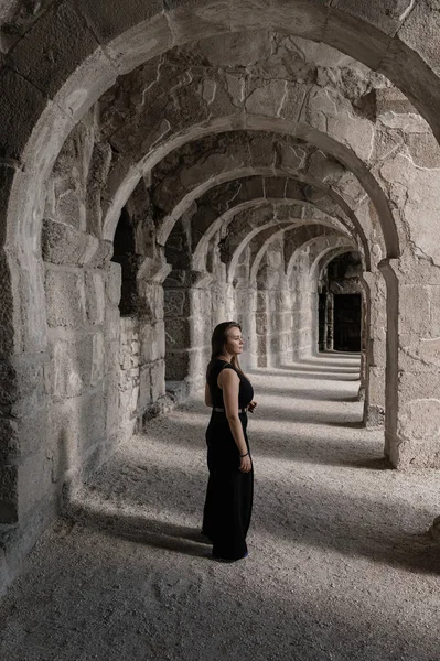 Girl Black Clothes Walks Antique Arches — Stock Photo, Image