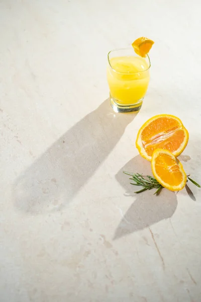 Pomerančový Džus Malé Skleničce Pomerančovým Ovocem Bílém Stole — Stock fotografie