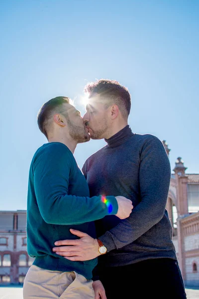 Dışarıdaki Mutlu Eşcinsel Çiftin Portresi — Stok fotoğraf
