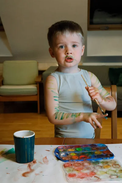 那孩子把双手涂上了油漆 — 图库照片