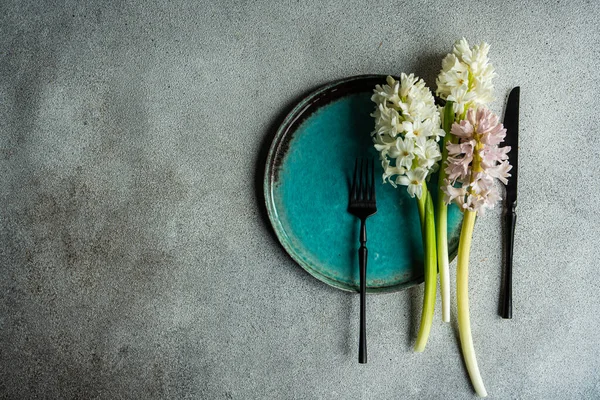Spring Table Setting Hyacinth Grey Concrete Table Festive Dinner — Stok fotoğraf