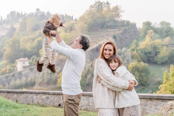 Elegant Familj Med Två Barn Med Utsikt Över Bergamo Italien — Stockfoto