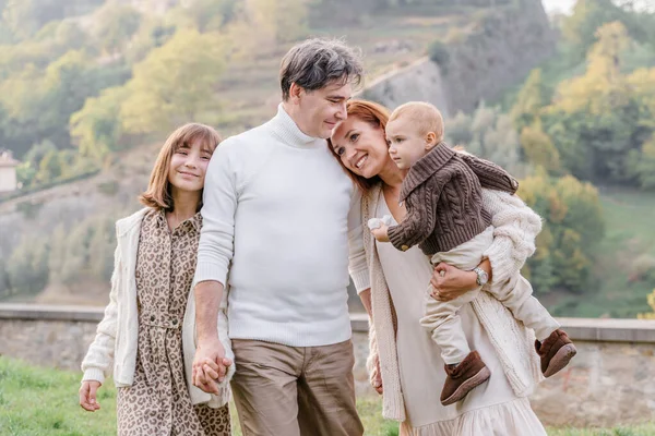 Una Familia Feliz Con Dos Hijos Punto Vista Bérgamo Italia —  Fotos de Stock