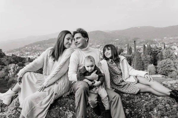 Portrait Famille Avec Deux Enfants Dans Point Vue Bergame — Photo