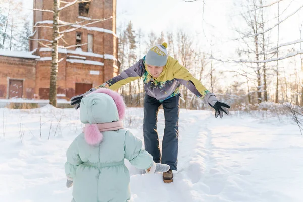 Baba Bir Yaşındaki Kız Çocuğu Karlı Bir Parkta Yürüyorlar — Stok fotoğraf
