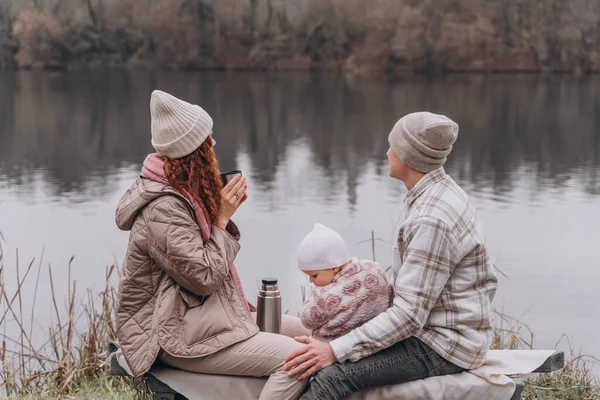 Rodzice Mała Dziewczynka Relaksują Się Wiosennym Parku Nad Rzeką — Zdjęcie stockowe