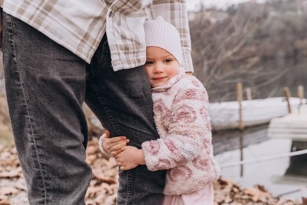 Baby Mädchen Umarmt Papa Bein Frühling Der Nähe Der Boote — Stockfoto