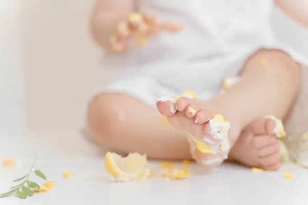 Bebé Niña Come Primer Pastel Cumpleaños Con Las Manos Las —  Fotos de Stock