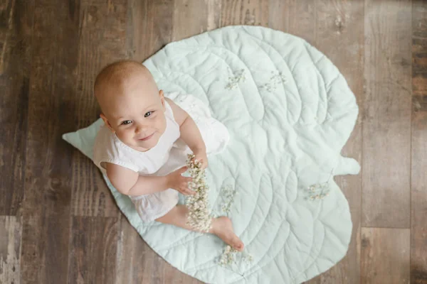 Bald Baby Girl White Linen Dress Gypsophila Leaf Rug — Stock Photo, Image