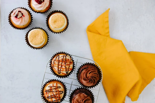 Delicious Cupcakes Cooling Rack Yellow Napkin — Zdjęcie stockowe