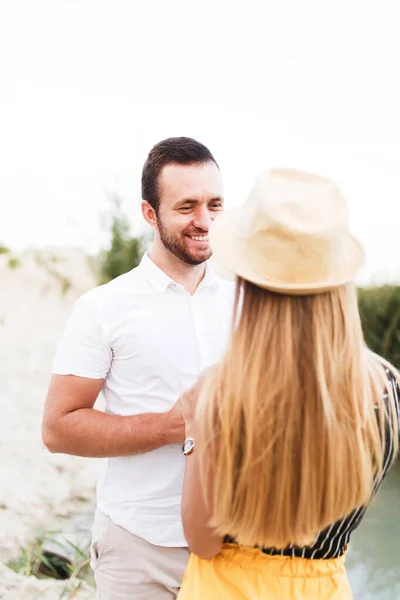 Man Smiling While Holding Woman Hands — Stock Photo, Image