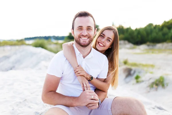 Para Miłości Śmieje Się Siedząc Piaszczystej Plaży Wakacjach — Zdjęcie stockowe