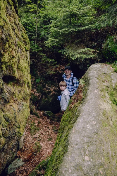 Baba Oğul Adrspach Teplice Kayalıkları Nda Doğa — Stok fotoğraf