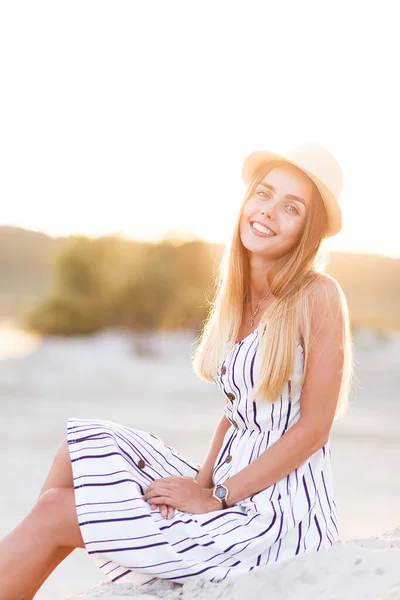 Young Blonde Hat Summer Dress Beach — Stock fotografie