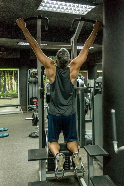 Attractive Mature Man Training Gym — Stockfoto