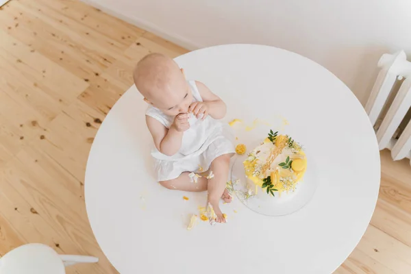 Baby Flicka Äter Födelsedagstårta Med Händerna Och Benen — Stockfoto