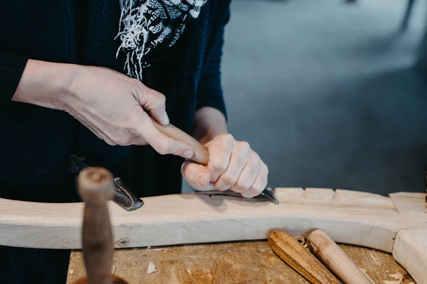 Photographs Woman Engaged Hand Carving — Stockfoto