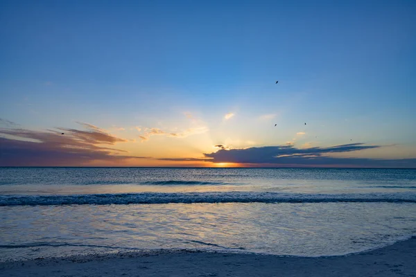 海湾水域的日落 — 图库照片