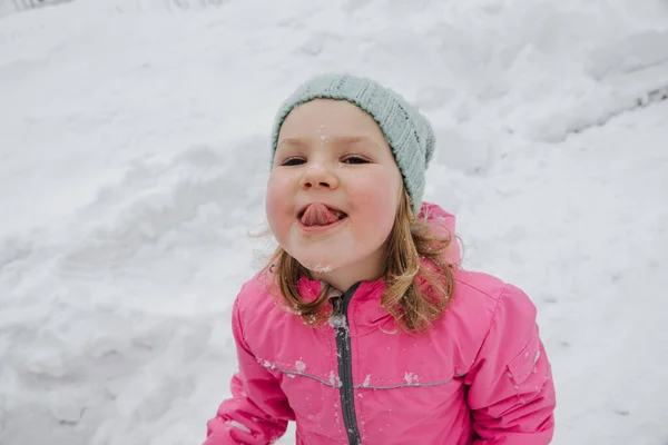 Wesoła Dziewczyna Łapie Płatki Śniegu Językiem — Zdjęcie stockowe
